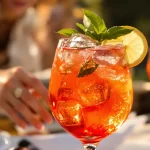 Fini le spritz classique : ce cocktail à la tomate devient l’apéro que tout le monde réclame cet été