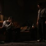 découvrez comment reconnaître les signes d'une addiction à l'alcool, les conséquences sur la relation, et obtenez des conseils pour prendre la meilleure décision face à une personne alcoolique.